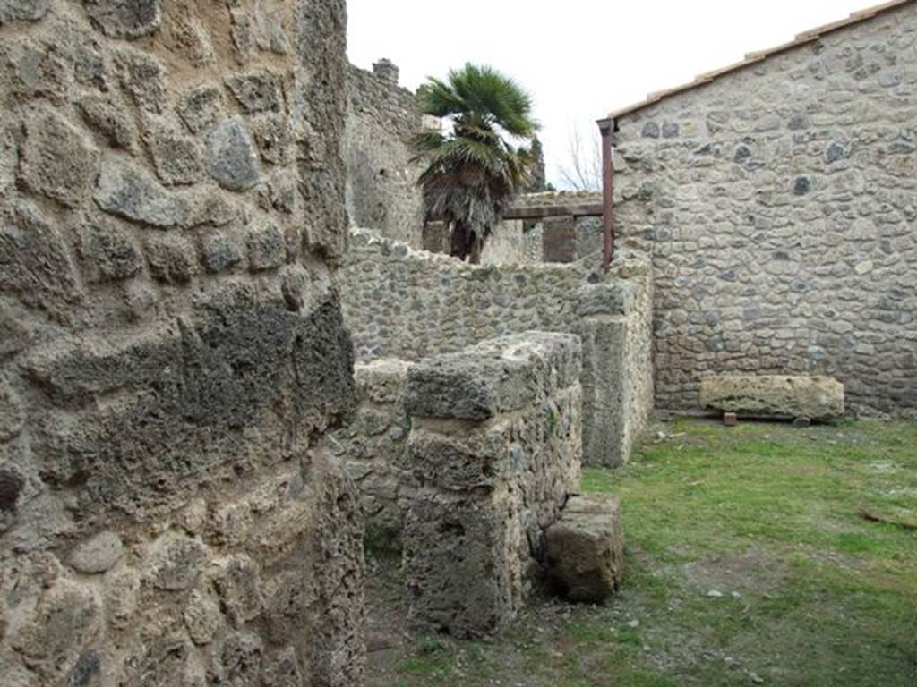 III.4.b Pompeii. March 2009. Looking south along the east portico area.
In the south-east corner, outside of oecus 8, a box was found full of gems, presumably abandoned by the owners during their flight.
See Spinazzola, V. Pompei, alla luce degli Scavi Nuovi di Via dell’Abbondanza (Anni 1910-1923), Vol.2, (p.707).