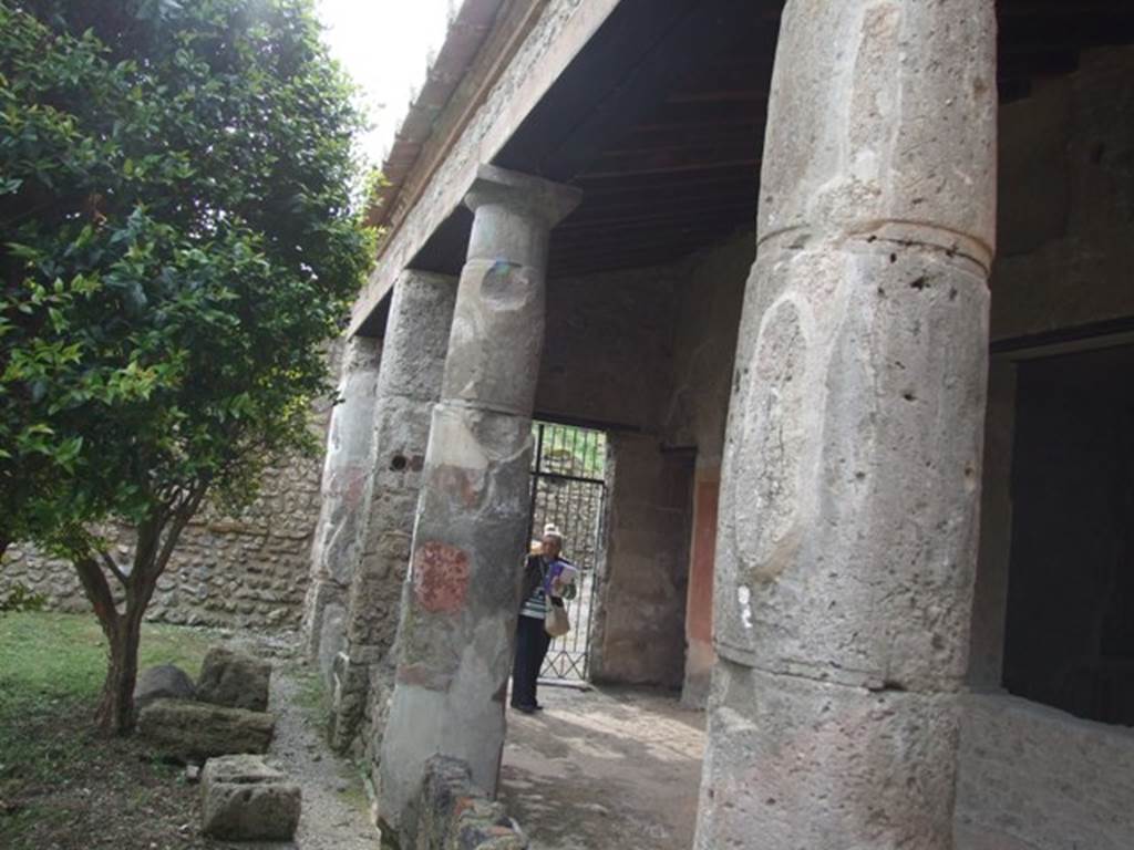 III.4.b. Pompeii. March 2009. Looking west along the north portico towards entrance.