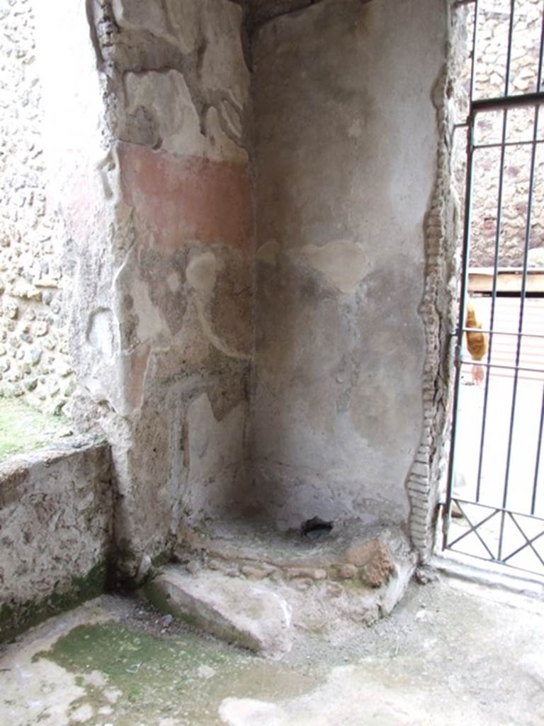 III.4.b. Pompeii. March 2009. South west corner of north portico, by entrance door.