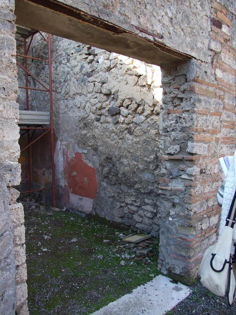 V.1.18 Pompeii. December 2007.
Doorway to room “l” on north side of corridor “h”, looking north-west from south portico, towards north wall.