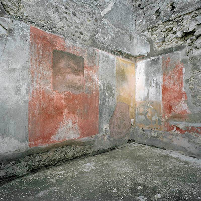 V.1.18 Pompeii. c.2005-2008.
Room “l” (L), looking towards south-west corner. Photo by Hans Thorwid.
Photo courtesy of The Swedish Pompeii Project.