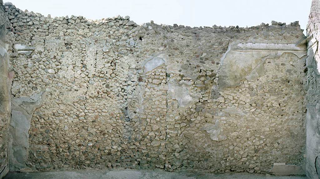 V.1.18 Pompeii. c.2005-2008. Room “m”, looking towards north wall. Photo by Hans Thorwid.
Photo courtesy of The Swedish Pompeii Project.