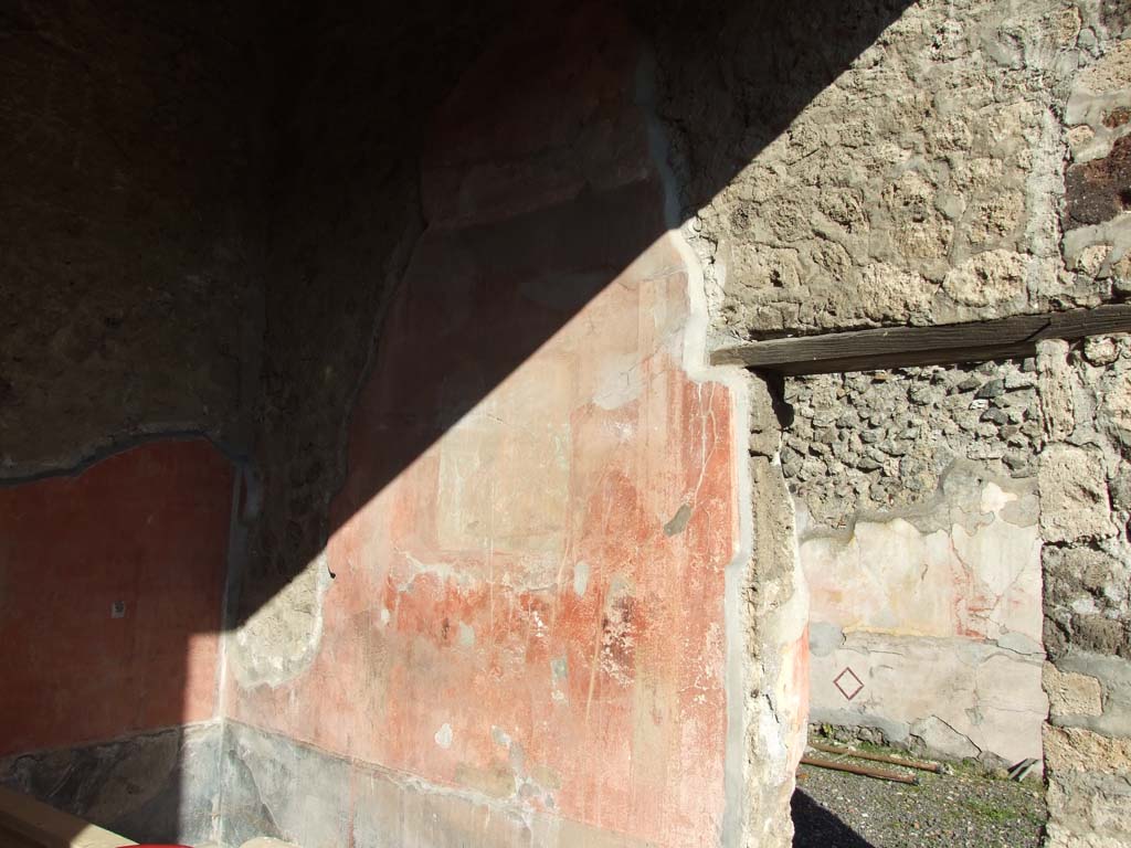 V.1.18 Pompeii. December 2007.
Exedra “o”, east wall. Remains of wall painting on east wall and doorway through to large Oecus “p”.