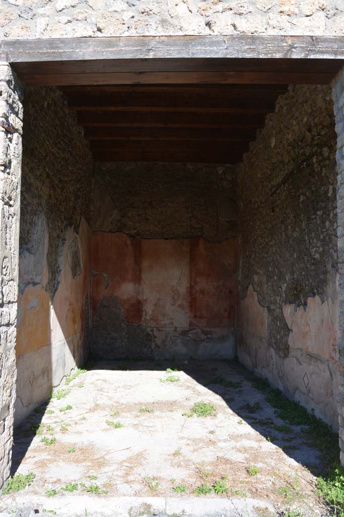 V.1.18 Pompeii. October 2019.
Oecus “p”, looking north through doorway into large room on north side of peristyle.
Foto Annette Haug, ERC Grant 681269 DÉCOR.