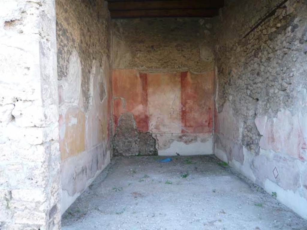 V.1.18 Pompeii. May 2012. Oecus “p”, looking north in large room on north side of peristyle. Photo courtesy of Buzz Ferebee.