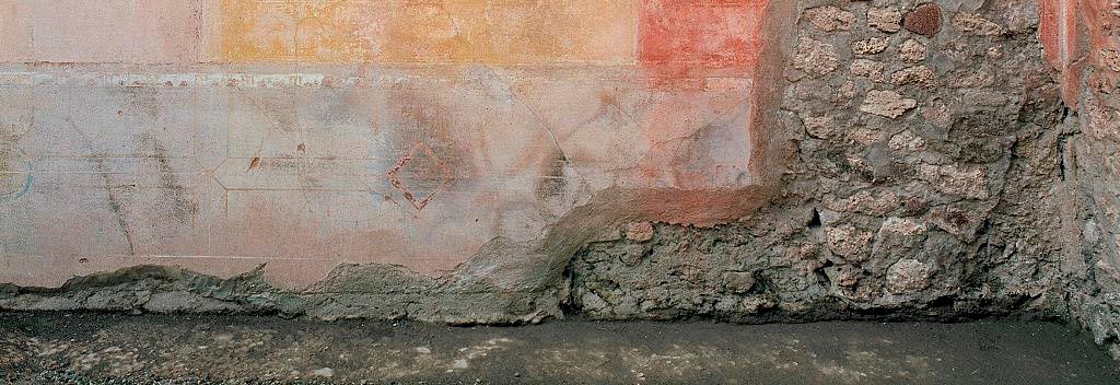 V.1.18 Pompeii. 2012.
Room “p”, oecus, detail from zoccolo (socle) on west wall at north end. Photo by Hans Thorwid.
Photo courtesy of The Swedish Pompeii Project.