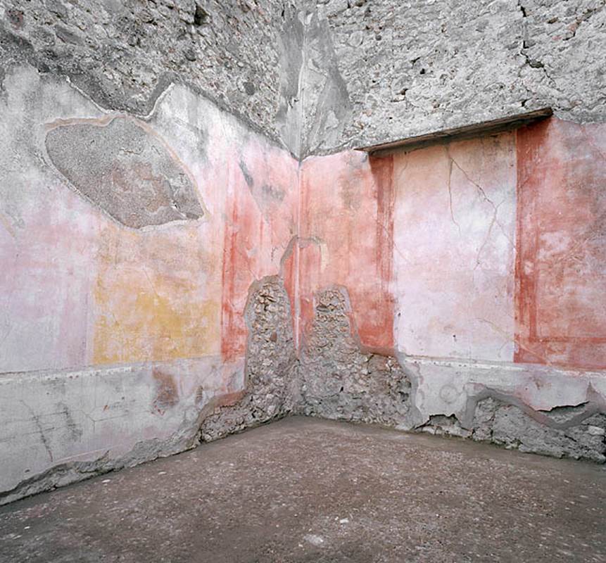 V.1.18 Pompeii. c.2005-2008.
Room “p”, oecus, looking towards north-west corner. Photo by Hans Thorwid.
Photo courtesy of The Swedish Pompeii Project.