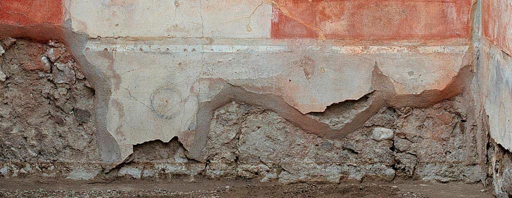 V.1.18 Pompeii. 2012. Room “p”, oecus, zoccolo (socle) on north wall at east end. Photo by Hans Thorwid.
Photo courtesy of The Swedish Pompeii Project.