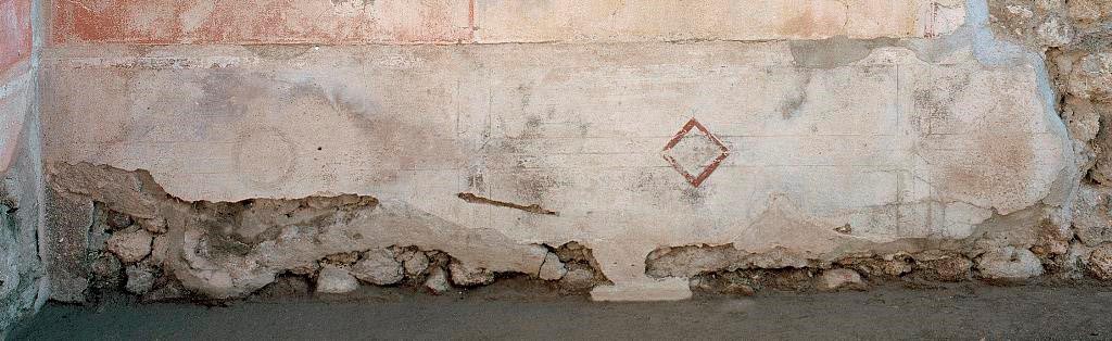 V.1.18 Pompeii. 2012. Room “p”, oecus, zoccolo (socle) on east wall at north end. Photo by Hans Thorwid.
Photo courtesy of The Swedish Pompeii Project.