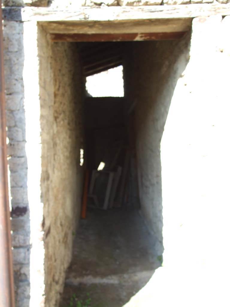 V.1.18 Pompeii. December 2007.
Corridor “q” leading to rear of house, services area and entrances V.1.11 and V.1.12.