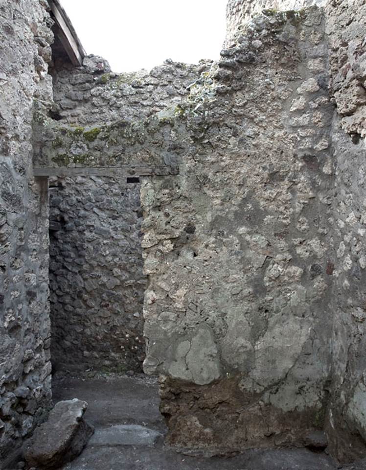 V.1.18 Pompeii. c.2005-2008.
Room “s”, west wall with doorway into corridor “q”. Photo by Hans Thorwid.
Photo courtesy of The Swedish Pompeii Project.