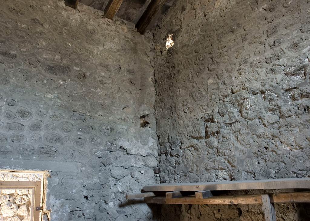 V.1.18 Pompeii. c.2005-2008.
Room “r”, north-west corner, with doorway into corridor “q” in west wall. Photo by Hans Thorwid.
Photo courtesy of The Swedish Pompeii Project.