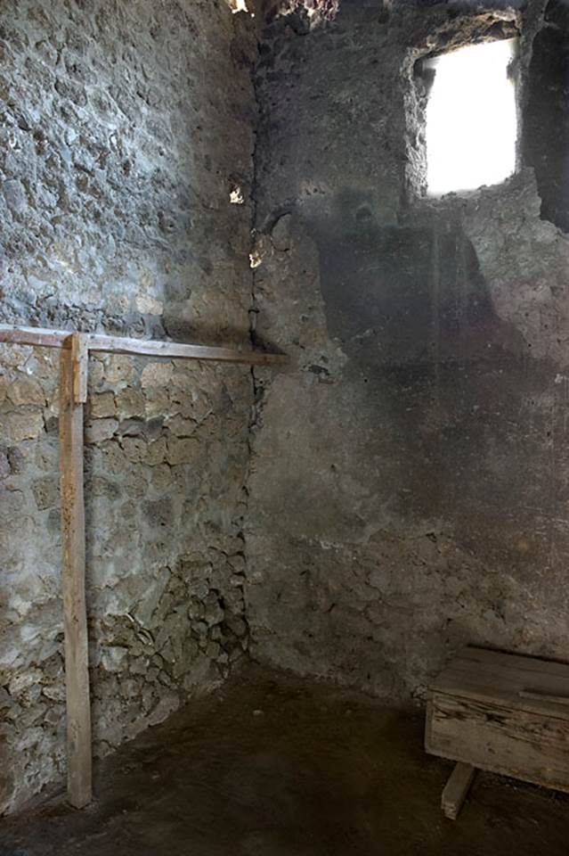 V.1.18 Pompeii. c.2005-2008.
Room “r”, north-east corner. Photo by Hans Thorwid.
Photo courtesy of The Swedish Pompeii Project.