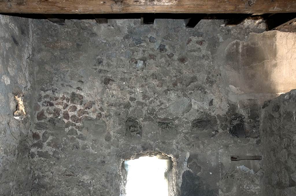 V.1.18 Pompeii. c.2005-2008.
Room “r”, upper east wall with window overlooking Vicolo di Caecilius Iucundus. Photo by Hans Thorwid.
Photo courtesy of The Swedish Pompeii Project.