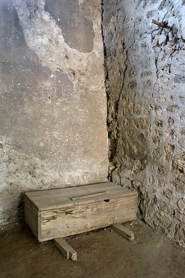 V.1.18 Pompeii. c.2005-2008.
Room “r”, south-east corner. Photo by Hans Thorwid.
Photo courtesy of The Swedish Pompeii Project.