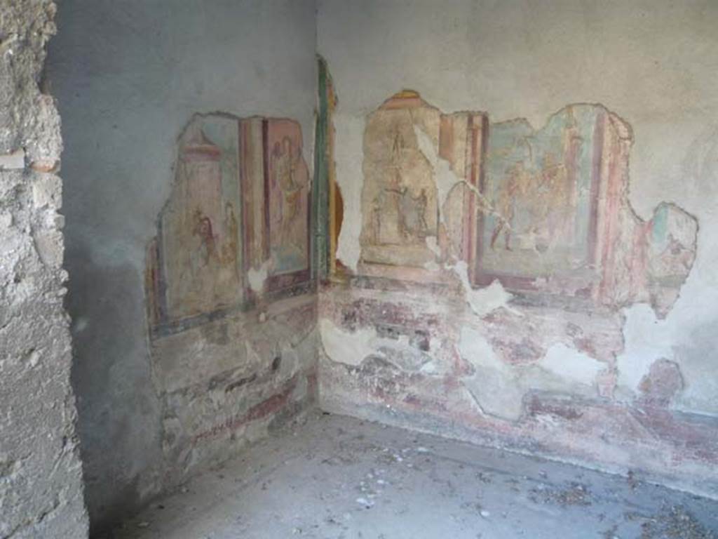 V.1.18 Pompeii. May 2012. Exedra “y”, looking towards north-west corner.
Photo courtesy of Buzz Ferebee.