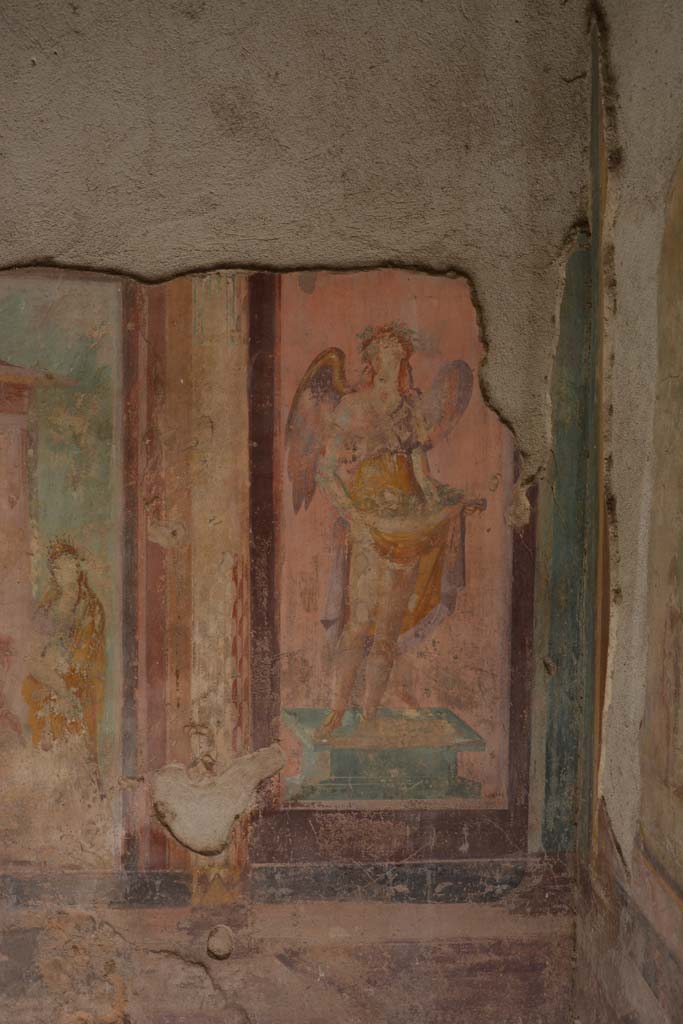 V.1.18 Pompeii. October 2019.
Exedra “y”, west wall at north end. Wall painting of a winged figure possibly a muse.
Foto Annette Haug, ERC Grant 681269 DÉCOR.