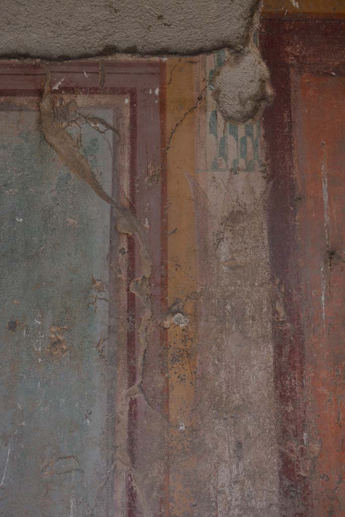V.1.18 Pompeii. October 2019.
Exedra “y”, detail of upper painted frame of central painting on east wall.
Foto Annette Haug, ERC Grant 681269 DÉCOR.