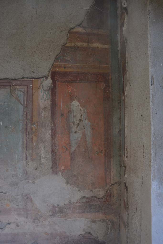 V.1.18 Pompeii. October 2019. East wall of exedra “y”, at south end.
Wall painting of a draped figure possibly a muse who may have held a globe.
Foto Annette Haug, ERC Grant 681269 DÉCOR.