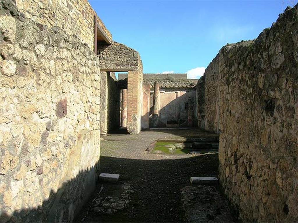V.1.18 Pompeii. November 2012. Entrance corridor “a”.
Photo Wikimedia, Courtesy of author Mentnafunangann.
Use subject to a Creative Commons Attribution-Share Alike 3.0 Unported Licence