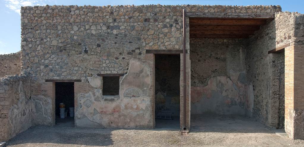 V.1.18 Pompeii. 2012. North wall and north-west corner of atrium. Photo by Hans Thorwid.
Photo courtesy of The Swedish Pompeii Project.