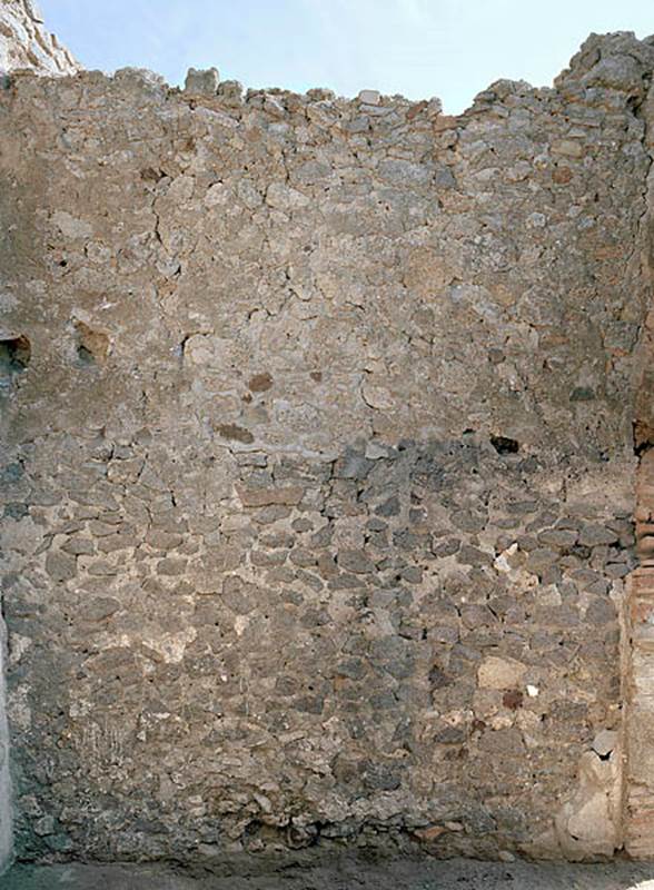 V.1.18 Pompeii. c.2005-2008. Room “c”.
East wall before restoration. Photo by Hans Thorwid.
Photo courtesy of The Swedish Pompeii Project.