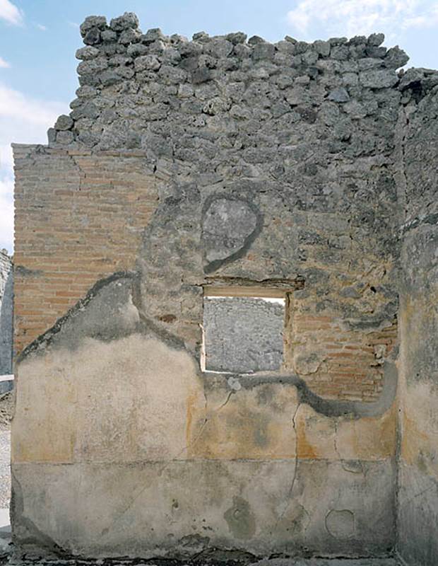V.1.18 Pompeii. c.2005-2008. Room “d”.
South wall before restoration. Photo by Hans Thorwid.
Photo courtesy of The Swedish Pompeii Project.