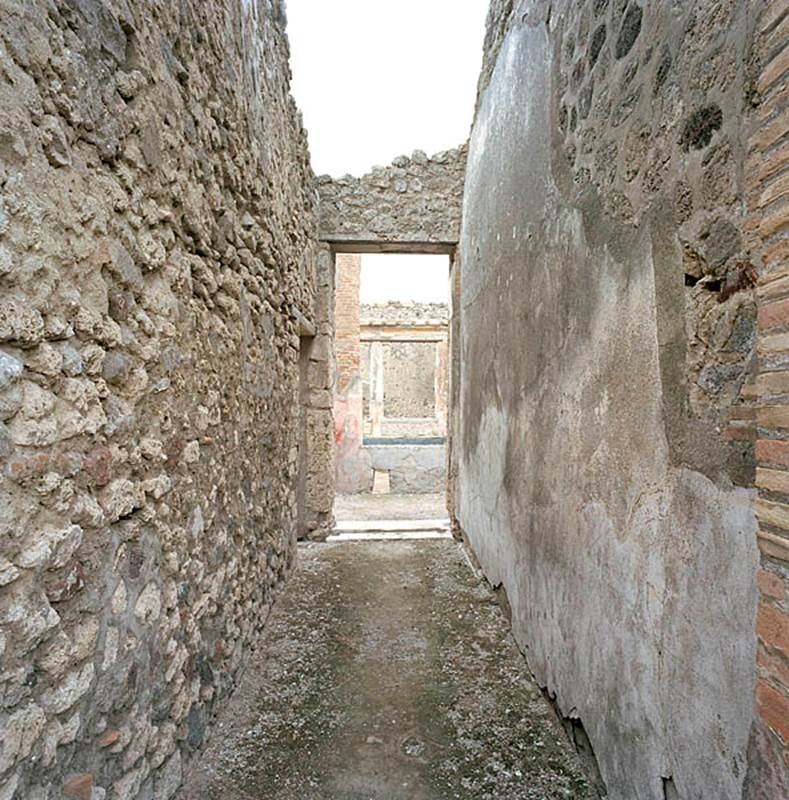 V.1.18 Pompeii. c.2005-2008.
Doorway to corridor “h”, looking east leading to peristyle “i”. Photo by Hans Thorwid.
Photo courtesy of The Swedish Pompeii Project.