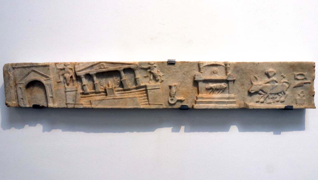 V.1.26 Pompeii. February 2021. Marble slab from side of household altar in atrium, on display in Antiquarium at VIII.1.4.
Photo courtesy of Fabien Bièvre-Perrin (CC BY-NC-SA).