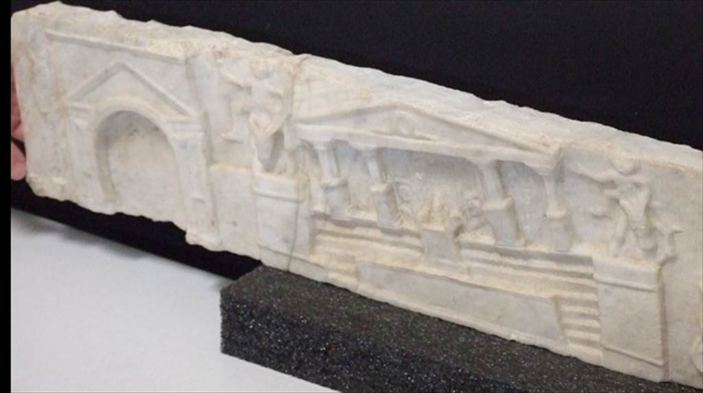 V.1.26 Pompeii. Marble slab from side of household altar in Atrium. Detail of scenes of the Forum in the earthquake of AD62. SAP inventory number 20470.