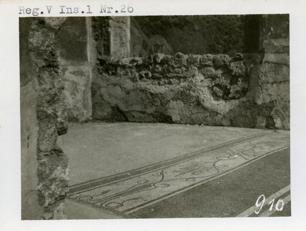 V.1.26 Pompeii. Pre-1937-39. Room “e”, looking towards east wall of north ala, and detail of mosaic floor.
Photo courtesy of American Academy in Rome, Photographic Archive. Warsher collection no. 910a.
