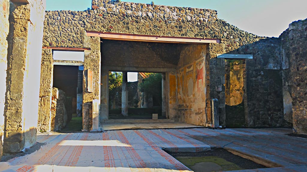 V.1.26 Pompeii. December 2019.
Looking towards south wall of tablinum “i”, from north side of atrium. Photo courtesy of Giuseppe Ciaramella.