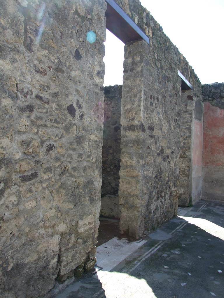 V.1.26 Pompeii. March 2009. Two doorways to rooms “g” and “f”, cubicula on south side of atrium.