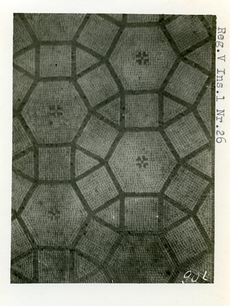 V.1.26 Pompeii. Pre-1937-39. Room “i”, detail of mosaic in central emblem in tablinum.
Photo courtesy of American Academy in Rome, Photographic Archive. Warsher collection no. 904.