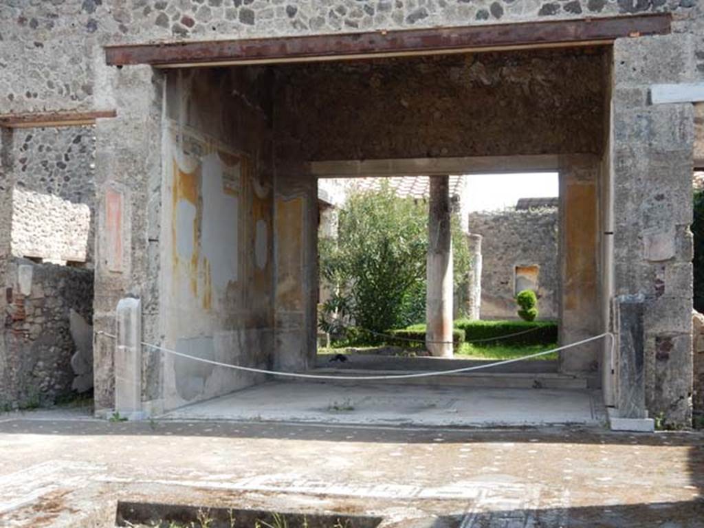 V.1.26 Pompeii. May 2015. Room “i”, looking towards tablinum from atrium. Photo courtesy of Buzz Ferebee.