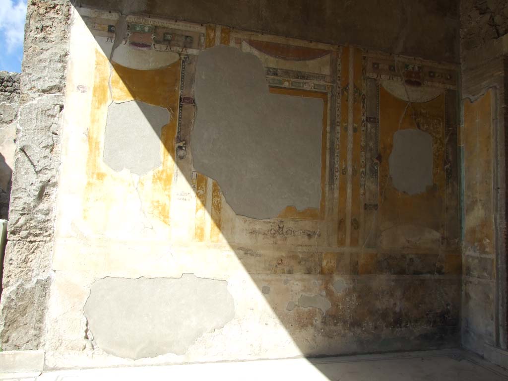 V.1.26 Pompeii. May 2015. Room 8, north wall of tablinum, from atrium.
Photo courtesy of Buzz Ferebee.
