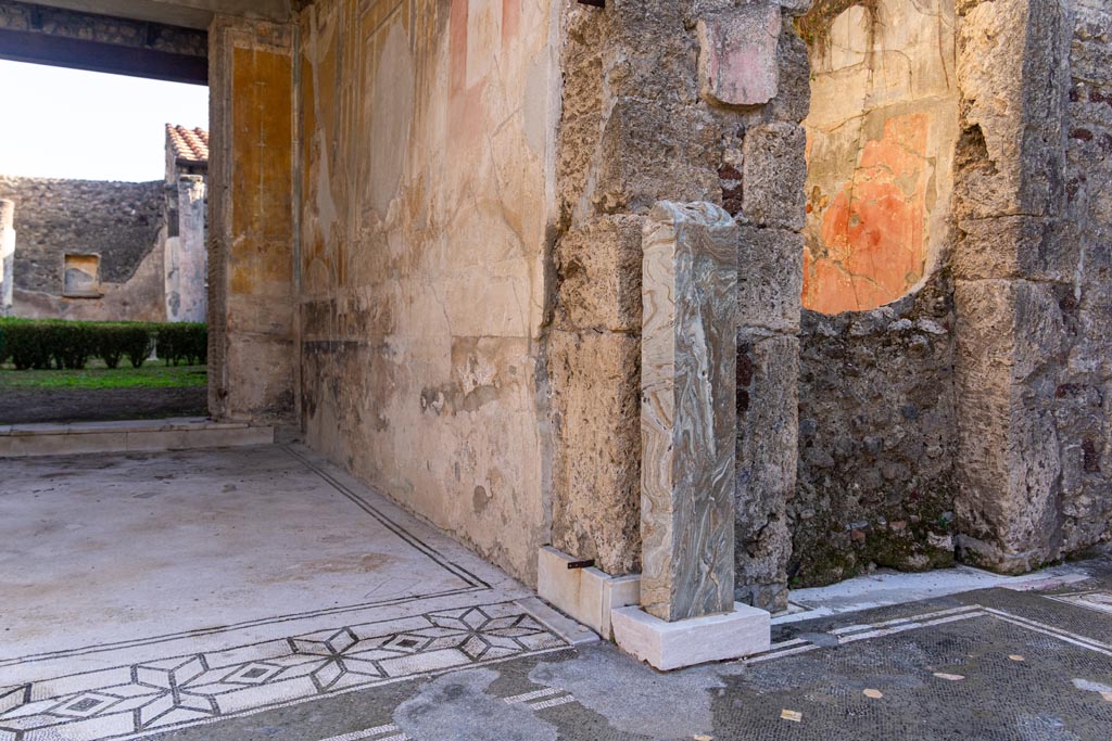 V.1.26 Pompeii. October 2023.
Room “i”, looking towards west end of south wall of tablinum, and empty pillar for herm/bust. Photo courtesy of Johannes Eber.