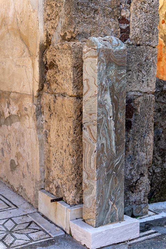 V.1.26 Pompeii. October 2023.
Room “b”, pillar against east wall of atrium on south side of tablinum “i”. Photo courtesy of Johannes Eber.