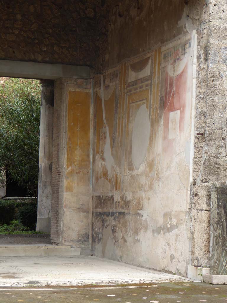 V.1.26 Pompeii. October 2020. Room 8, upper south wall of tablinum. Photo courtesy of Klaus Heese.