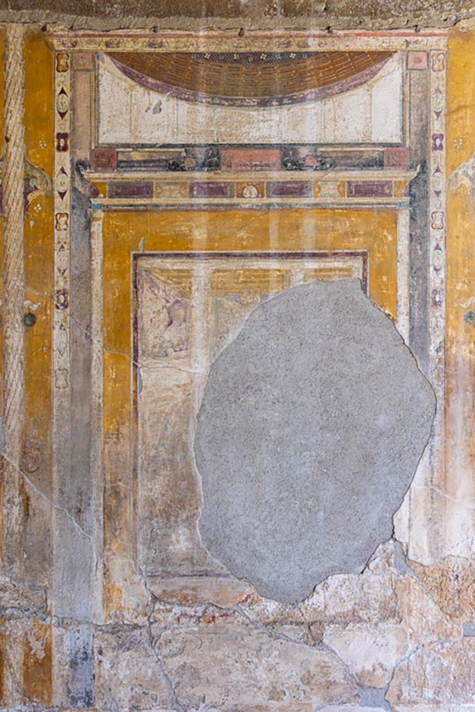 V.1.26 Pompeii. October 2023.
Room “i”, detail of central panel from south wall. Photo courtesy of Johannes Eber.