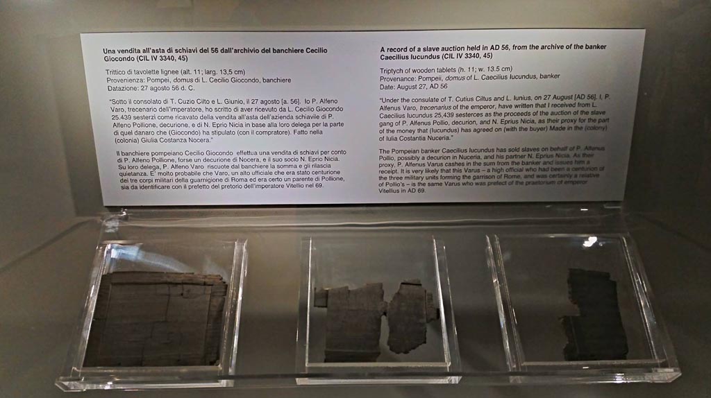 V.1.26 Pompeii. June 2017.
Tablets on display in exhibition in Naples Archaeological Museum, and information card. Photo courtesy of Giuseppe Ciaramella.