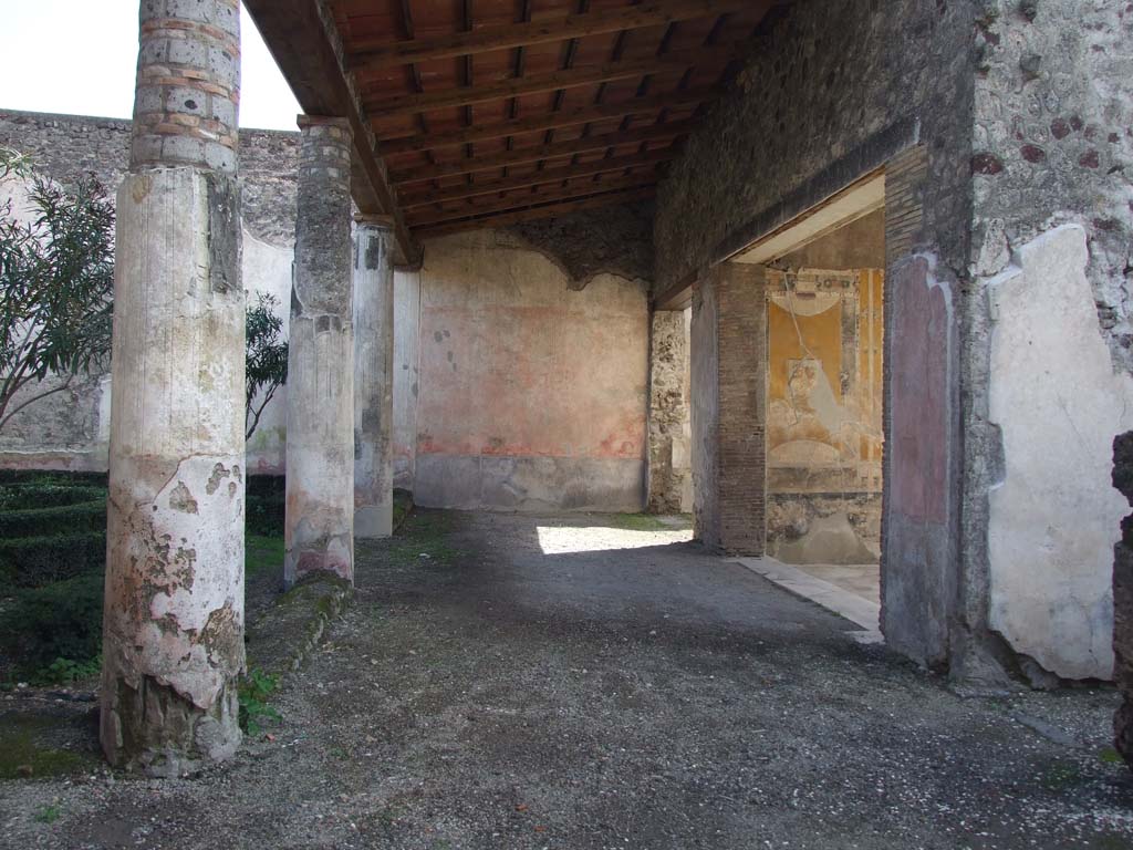 V.1.26 Pompeii. March 2009. Room 10, looking south across west portico, at rear of tablinum.