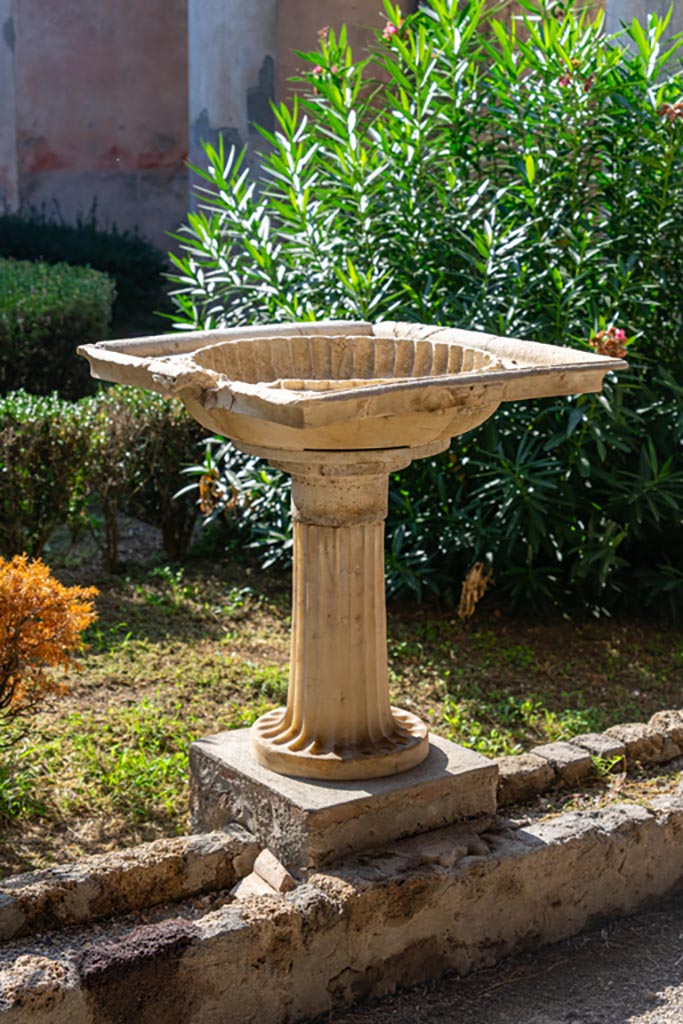 V.1.26 Pompeii. October 2023.
Room L, north portico, detail of marble basin. Photo courtesy of Johannes Eber.