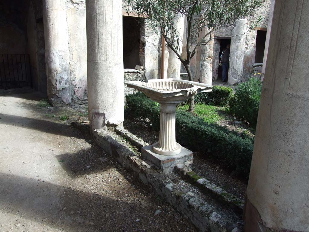 V.1.26 Pompeii. March 2009. Room L, looking south-east across peristyle garden.