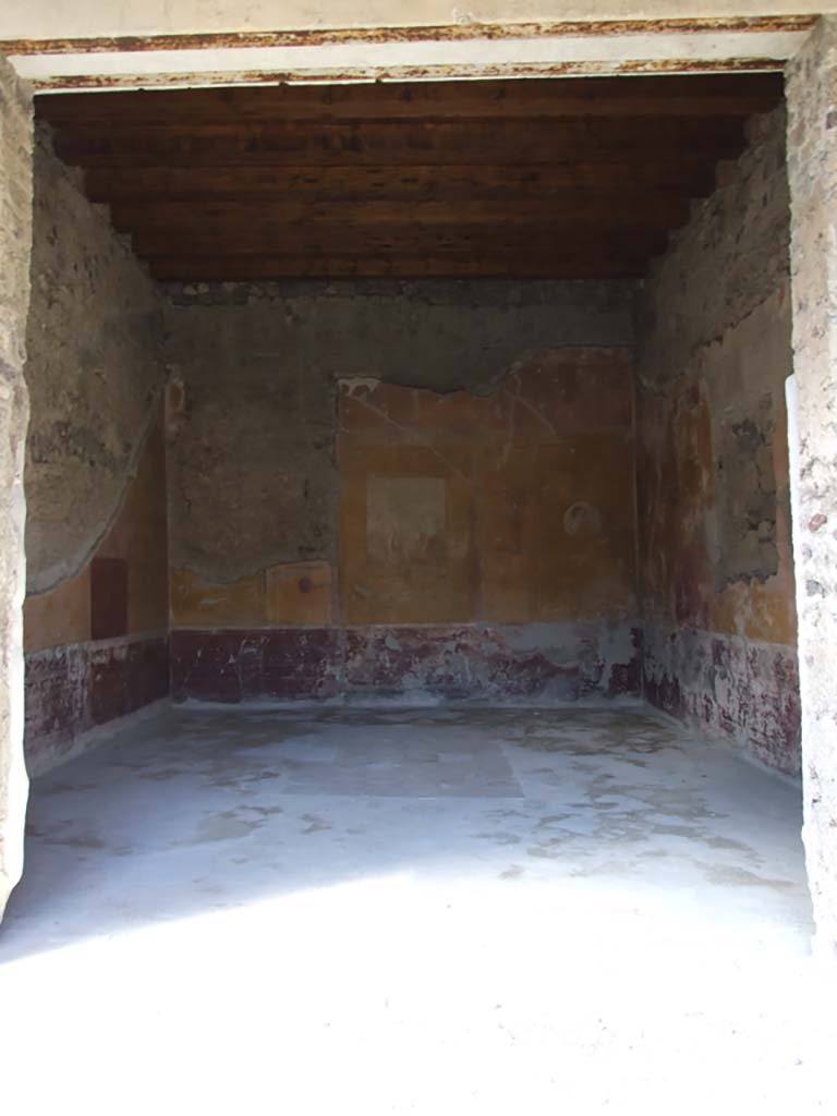 V.1.26 Pompeii. March 2009. Room 16, triclinium. Painted portrait medallion with feminine face, in south-east corner.
See Schefold, K., 1962. Vergessenes Pompeji. Bern: Francke. (p.212, fig 180,3)
