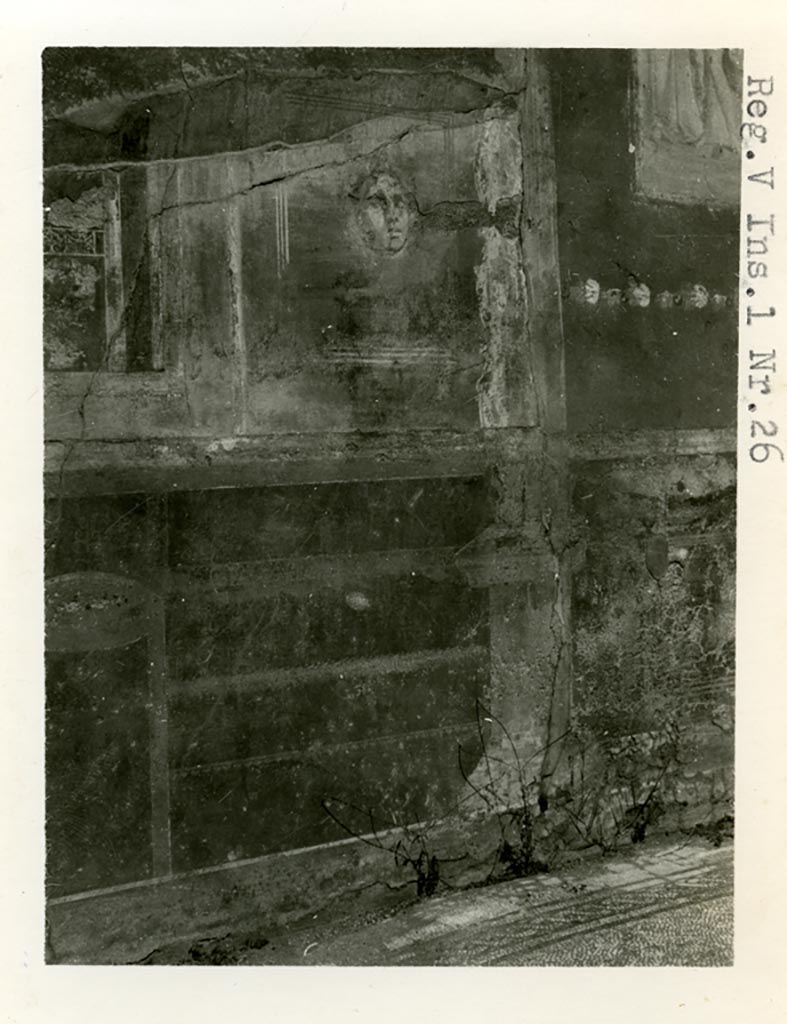 V.1.26 Pompeii. Pre-1937-39. Room “o”, detail from lower north wall on west side of central panel.
Photo courtesy of American Academy in Rome, Photographic Archive. Warsher collection no. 1824a.