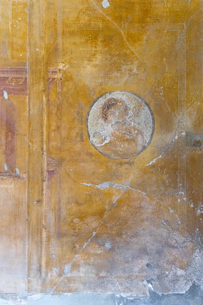 V.1.26 Pompeii. October 2023.
Room “o”, east side of north wall of triclinium, detail of painted medallion with feminine face.
Photo courtesy of Johannes Eber.