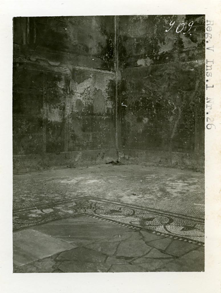V.1.26 Pompeii. Pre-1937-39.
Room “o”, looking towards north-east corner, and detail of border around central emblema in flooring.
Photo courtesy of American Academy in Rome, Photographic Archive. Warsher collection no. 909.