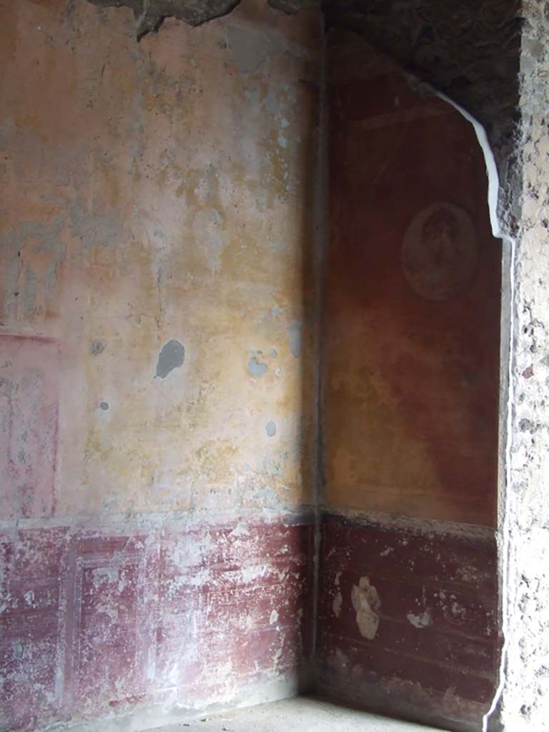 V.1.26 Pompeii. March 2009. Room “o”, south- east corner of triclinium.