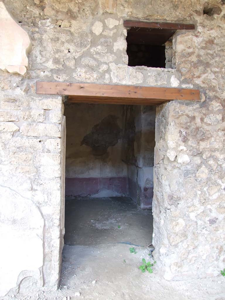 V.1.26 Pompeii. March 2009. Room 18, doorway to room on east side of triclinium.